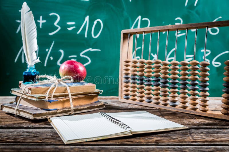 Matematikgrupper i grundskola för barn mellan 5 och 11 år royaltyfria bilder Matematikgrupper i grundskola för barn mellan 5 och 11 år royaltyfria bilder