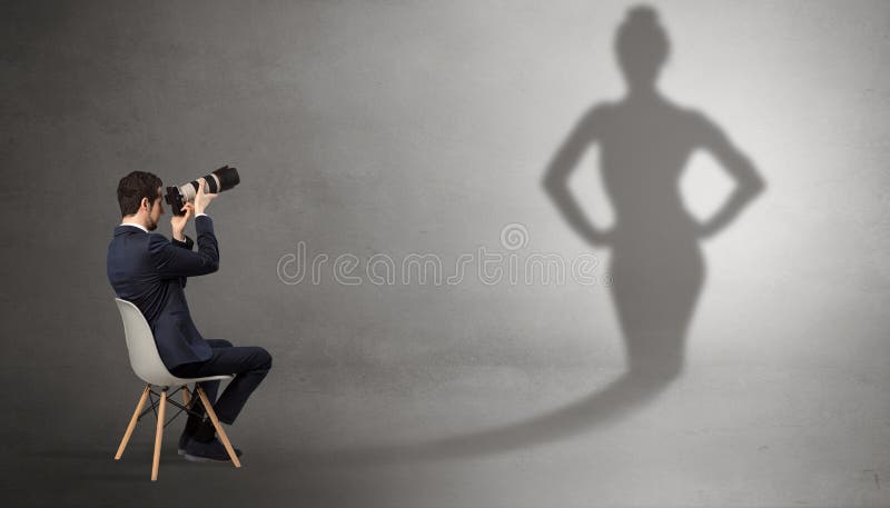 Materiais ficando e de oferecimento do homem de neg?cios a uma mulher da sombra fotografia de stock Materiais ficando e de oferecimento do homem de neg?cios a uma mulher da sombra fotografia de stock