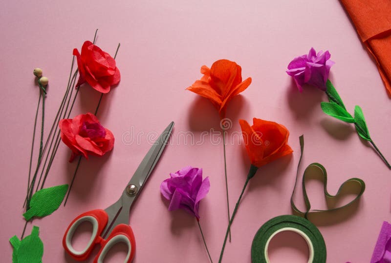 Materiais Para Criar Uma Flor Flor De Papel Feito a Mão Papel Crepom Foto de  Stock - Imagem de fundo, colorido: 121568852