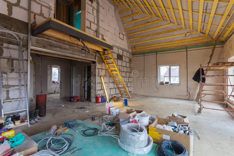 Materiais para reparos e ferramentas para remodelar na construção de casa que está sob a remodelação, renovação, extensão imagem de stock Materiais para reparos e ferramentas para remodelar na construção de casa que está sob a remodelação, renovação, extensão imagem de stock