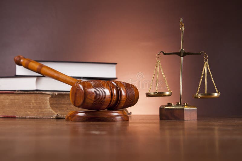 Material da lei e da justiça na tabela de madeira, fundo escuro imagens de stock Material da lei e da justiça na tabela de madeira, fundo escuro imagens de stock