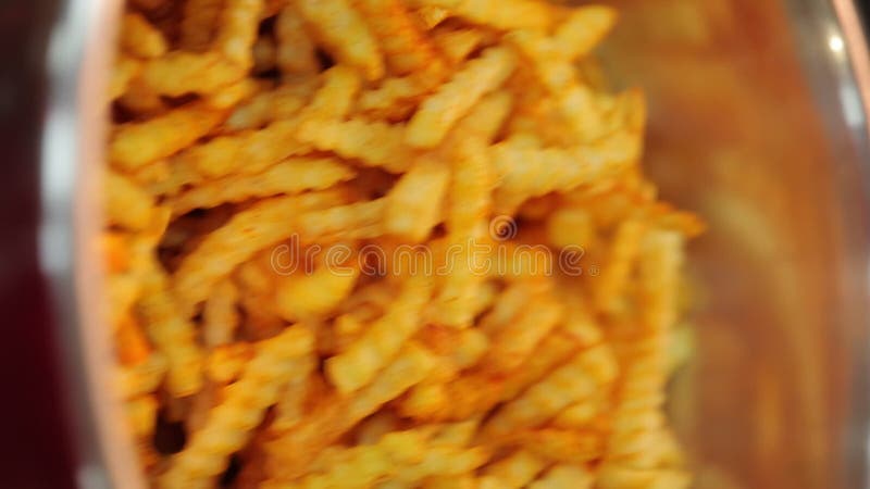 Material de archivo de cierre sobre cómo dar vuelta a las papas fritas en el aire con un fondo borroso almacen de metraje de vídeo