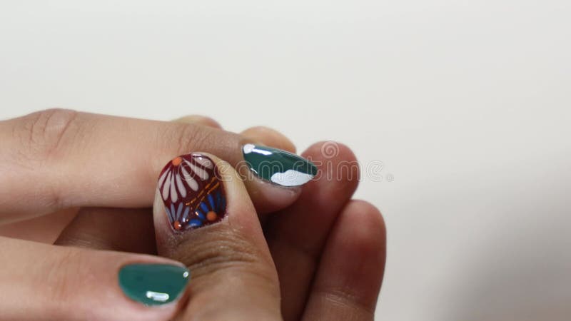 Material de archivo de Nail Painting contra fondo blanco almacen de video