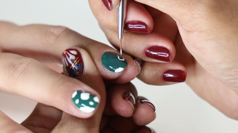 Material de archivo de Nail Painting contra fondo blanco metrajes