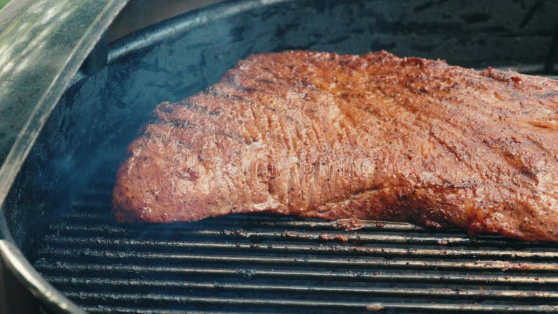 Material de archivo de un gran consejo de carne al aire libre en una parrilla metrajes