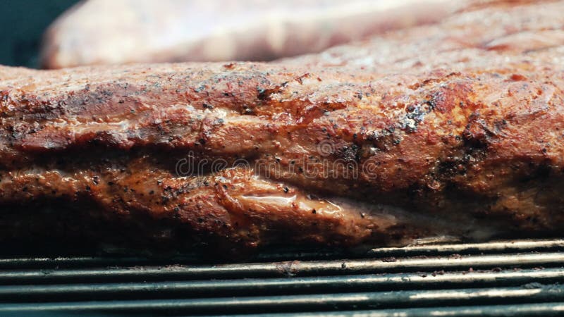 Material de cierre de la carne de res cocinándose en una parrilla en el exterior almacen de video