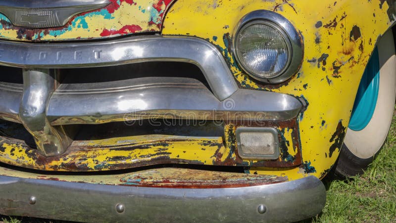 Material de cierre de la parrilla frontal de una camioneta de chevrolet de época 3100 metrajes