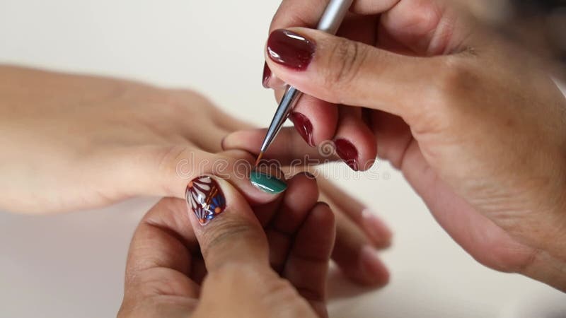 Material de cierre de Nail Painting contra el cuidado de las mujeres de fondo blanco almacen de metraje de vídeo