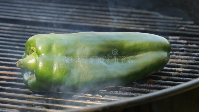 Material de cierre de pimienta verde en el vapor sobre la parrilla de barbacoa afuera almacen de metraje de vídeo