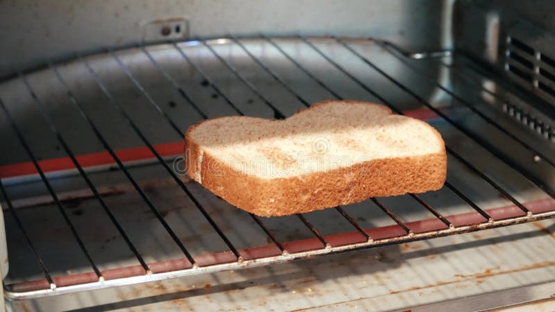 Material de cierre de tostadas de vuelta en un horno a mano almacen de video