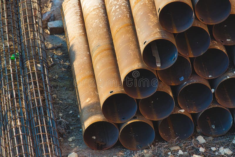 Material de construção industrial - tubulações empilhadas em uma pirâmide fotos de stock Material de construção industrial - tubulações empilhadas em uma pirâmide fotos de stock
