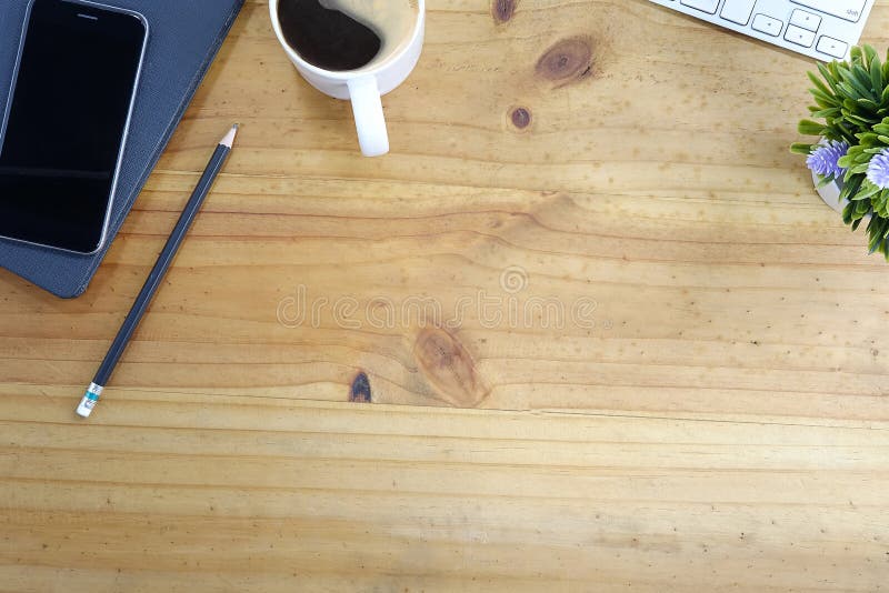 Material de escritório de visão superior com notebook e mouse da xícara de café notebook com tela em branco telefone celular e sup