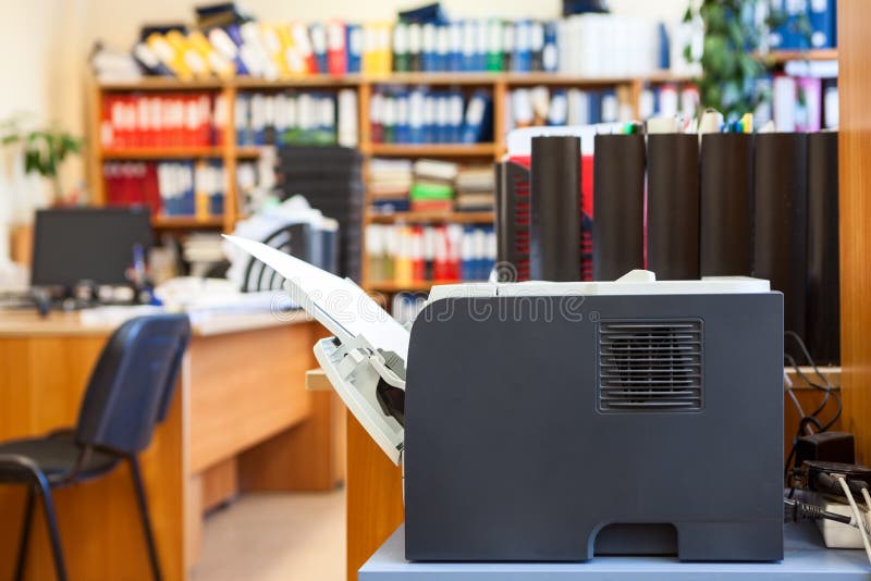 Material de oficina: el dispositivo de impresora está en un cuarto corporativo vacío foto de archivo Material de oficina: el dispositivo de impresora está en un cuarto corporativo vacío foto de archivo