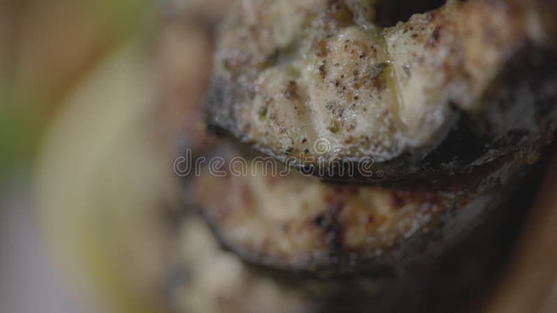 Material de supercloseup de fragmentos de bacalao frito con fondo borroso almacen de video