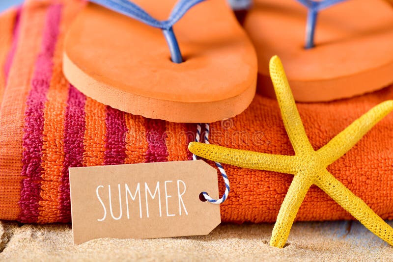 Material do verão e verão da palavra em uma etiqueta marrom imagens de stock Material do verão e verão da palavra em uma etiqueta marrom imagens de stock