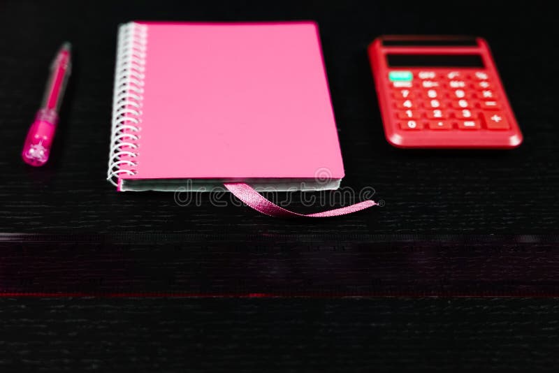 Material escolar e de escritório na mesa de escritórios Homem ou corpo ainda vive sobre escola, estudo, trabalho de escritório foto de stock Material escolar e de escritório na mesa de escritórios Homem ou corpo ainda vive sobre escola, estudo, trabalho de escritório foto de stock