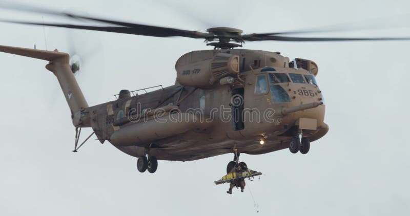 Materiał filmowy militarny helikopter na misi ratunkowej