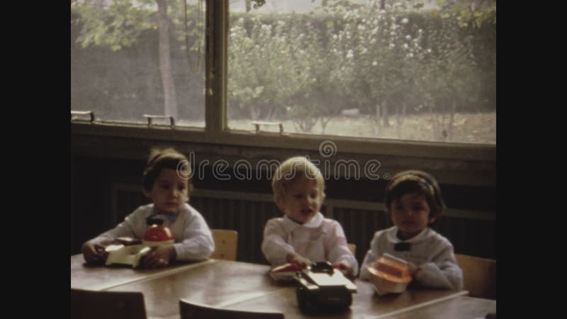 Maternelle à venise italie enfants jouant avec des jouets en 1971 clips vidéos