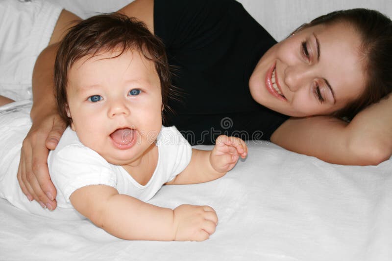 Download Maternità felice fotografia stock. Immagine di ragazzo - 3145814