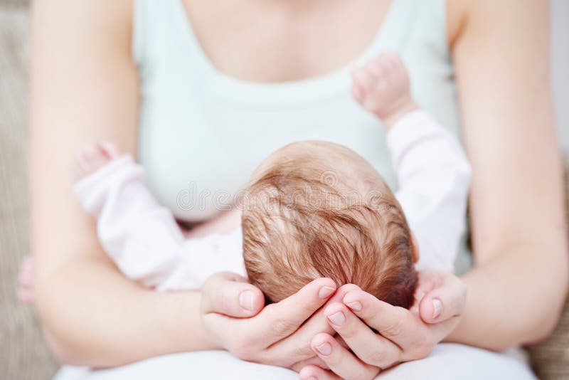 maternità Neonato sulle mani della madre immagine stock libera da diritti maternità Neonato sulle mani della madre immagine stock libera da diritti