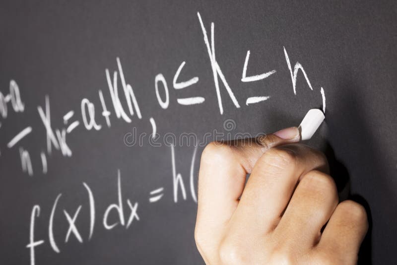 Student psaní matematiky rovnice na tabuli.