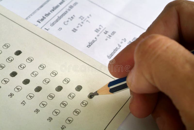 Matematické zkouška test s otázkou a odpovědí papíry.
