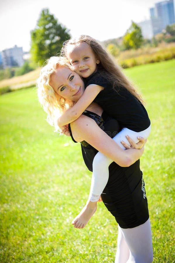 Mather och hennes dotter i parkerar arkivfoto Mather och hennes dotter i parkerar arkivfoto
