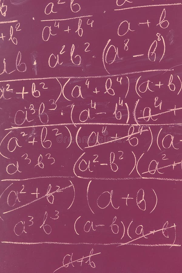 Maths formu? y pisa? bielem pisz? kred? na chalkboard tle fotografia stock