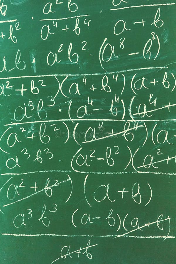 Maths formu? y pisa? bielem pisz? kred? na chalkboard tle obrazy royalty free