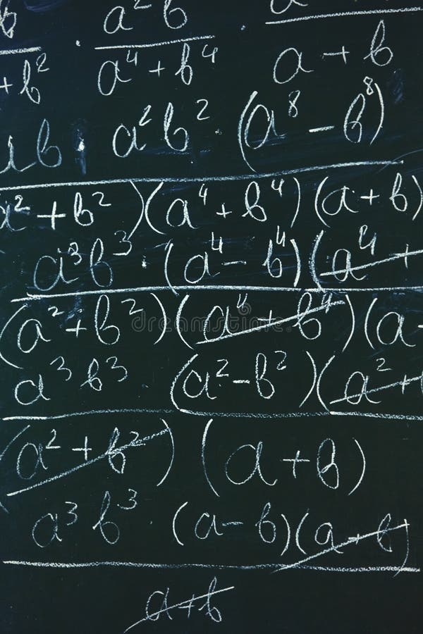 Maths formu? y pisa? bielem pisz? kred? na chalkboard tle fotografia stock