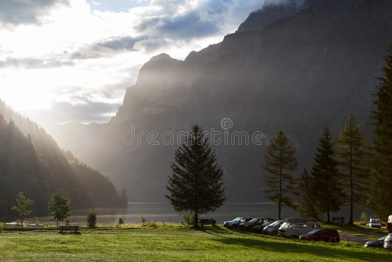 Matin brumeux dans le camping sur le rivage du lac Alpes suisses image stock