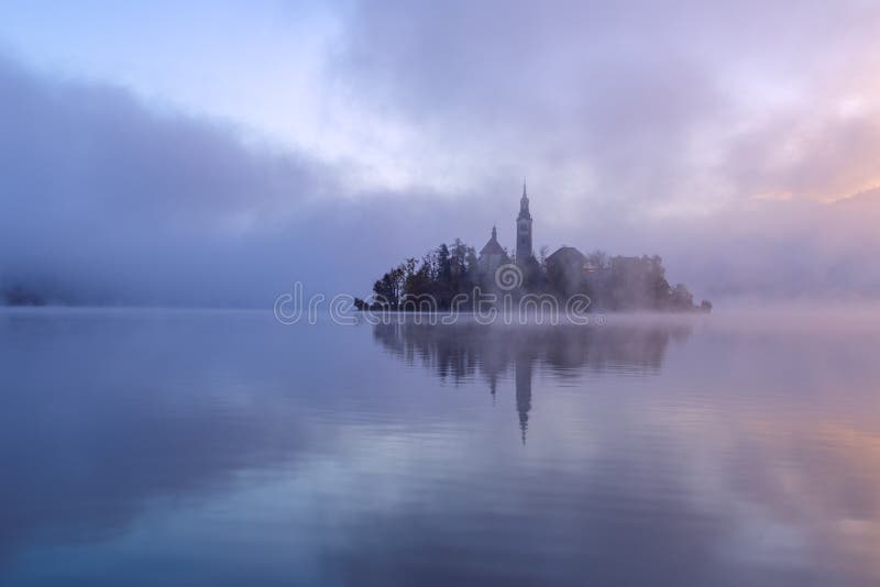 Matin brumeux dans le lac saigné images stock Matin brumeux dans le lac saigné images stock