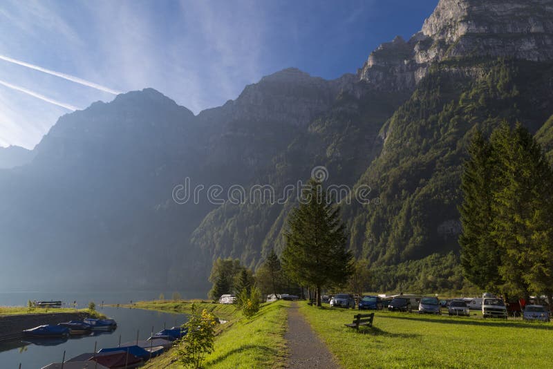 Matin brumeux dans les montagnes Camper sur le rivage du mont photos stock