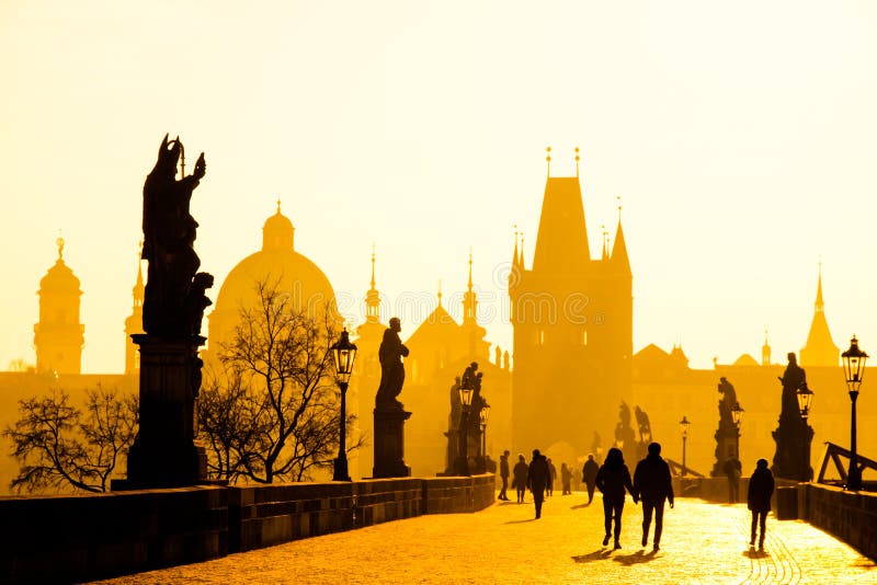 Matin brumeux sur Charles Bridge, Prague, République Tchèque Lever de soleil avec des silhouettes de les personnes, les statues e