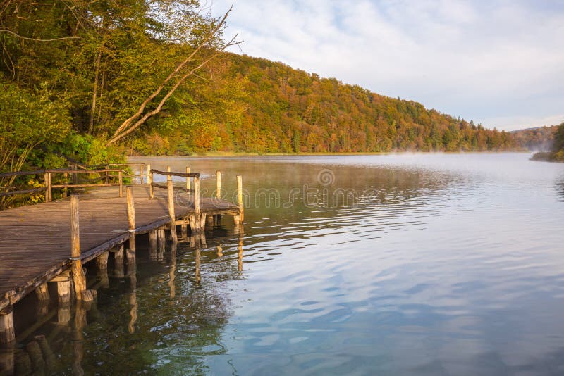 Matin brumeux sur des lacs Plitvice photographie stock libre de droits Matin brumeux sur des lacs Plitvice photographie stock libre de droits