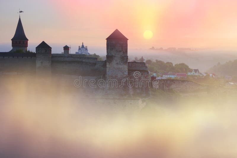 Matin brumeux sur la forteresse de rivière images libres de droits Matin brumeux sur la forteresse de rivière images libres de droits