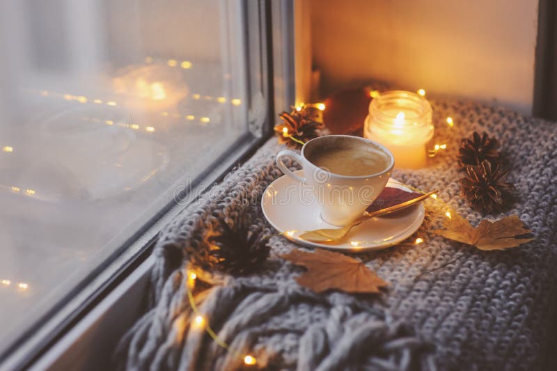 Matin confortable d'hiver ou d'automne à la maison Café chaud avec la cuillère métallique d'or, les lumières chaudes de couvertur photos stock Matin confortable d'hiver ou d'automne à la maison Café chaud avec la cuillère métallique d'or, les lumières chaudes de couvertur photos stock
