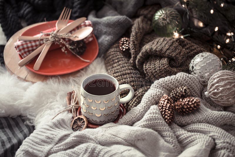 Matin de Noël confortable avec la tasse de thé dans le lit Scène immobile de la vie avec des chandails Cuire la tasse à la vapeur images stock Matin de Noël confortable avec la tasse de thé dans le lit Scène immobile de la vie avec des chandails Cuire la tasse à la vapeur images stock