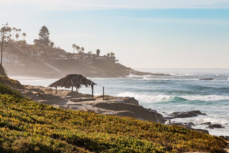 Matin flou sur la plage de Windansea à La Jolla photos stock Matin flou sur la plage de Windansea à La Jolla photos stock
