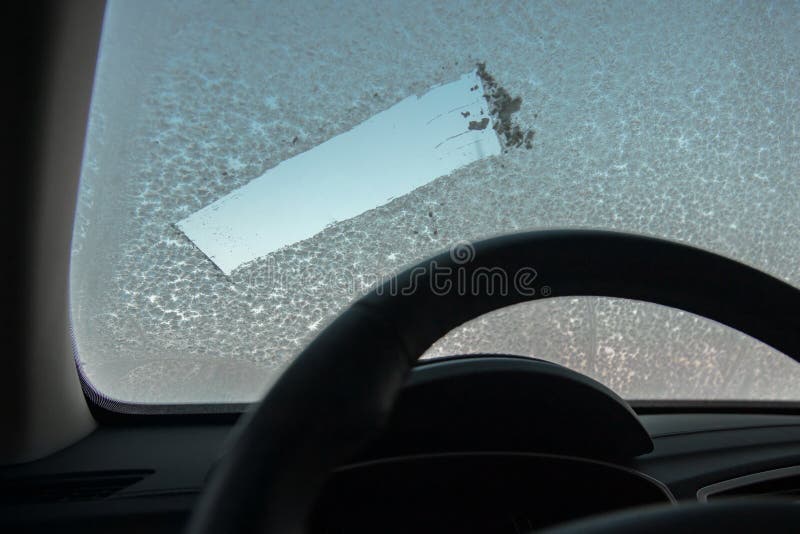 Le GIVRE ET LA GLACE SUR UNE VOITURE LE MATIN AVEC SOLEIL DU MATIN