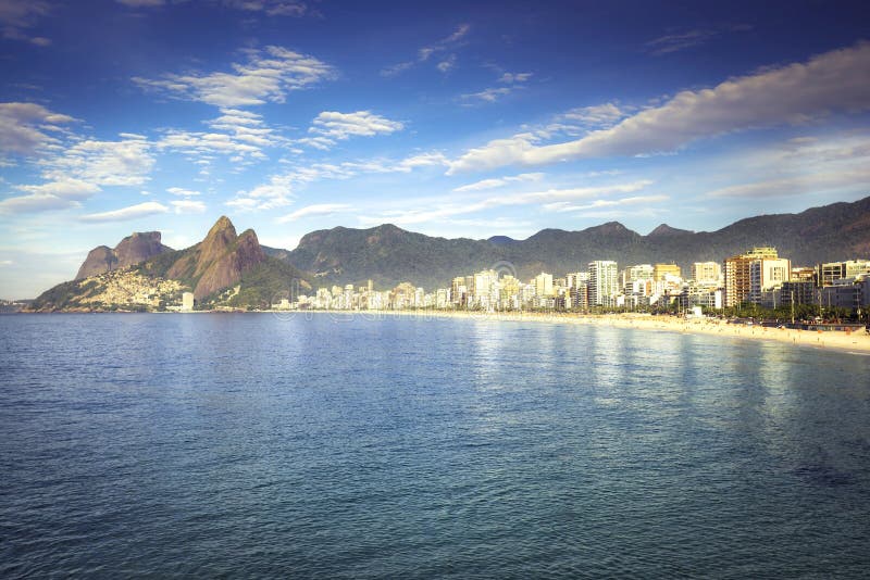 Matin sur la plage d'Ipanema avec le panorama de ville en Rio de Janeiro images libres de droits Matin sur la plage d'Ipanema avec le panorama de ville en Rio de Janeiro images libres de droits
