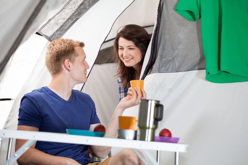 Matin sur un camping image libre de droits Matin sur un camping image libre de droits