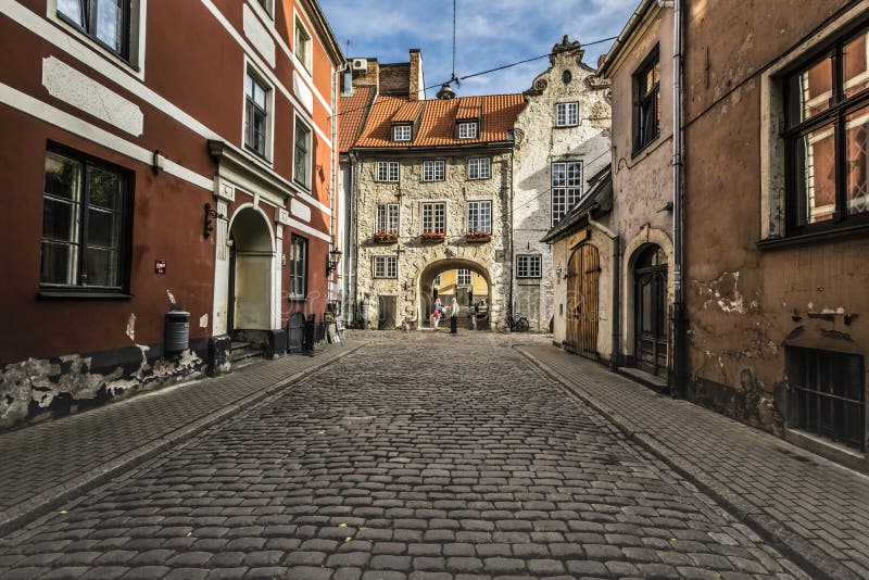 Matin à la rue médiévale dans la vieille ville de Riga, Lettonie images stock Matin à la rue médiévale dans la vieille ville de Riga, Lettonie images stock