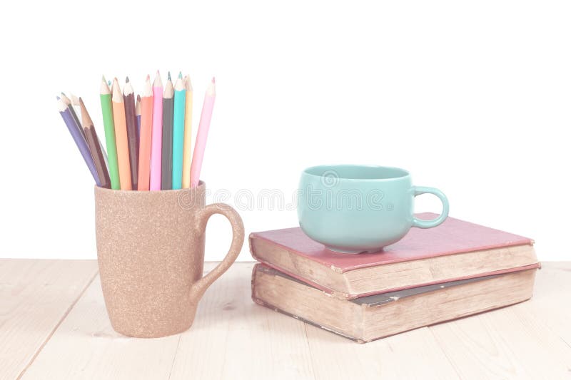 Matita di colore e tazza di caffè immagini stock libere da diritti Matita di colore e tazza di caffè immagini stock libere da diritti