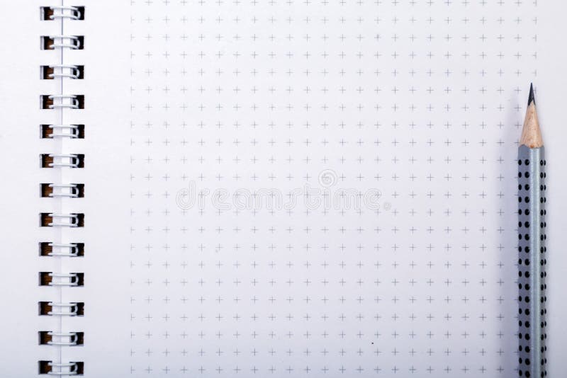 Matita di legno messa sul taccuino con lo spazio della copia Matita alla pagina, lo strumento di blogger, desktop dell'uomo d'aff immagini stock libere da diritti Matita di legno messa sul taccuino con lo spazio della copia Matita alla pagina, lo strumento di blogger, desktop dell'uomo d'aff immagini stock libere da diritti