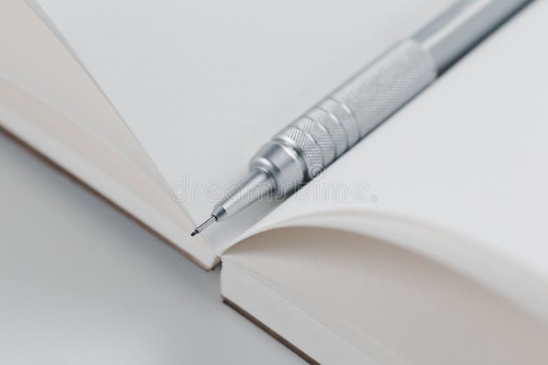Matita meccanica e notebook. Matita meccanica posta su un notebook bianco