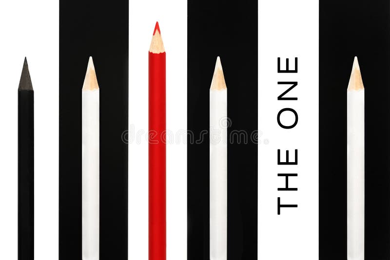 Matita rossa che sta fuori dalla folla dei colleghi in bianco e nero sul fondo della banda di bw concetto di successo di affari d fotografie stock Matita rossa che sta fuori dalla folla dei colleghi in bianco e nero sul fondo della banda di bw concetto di successo di affari d fotografie stock