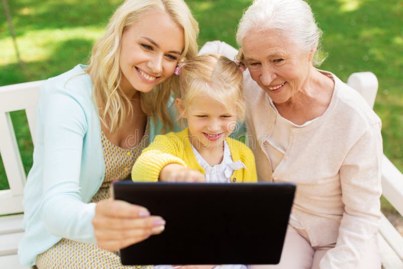 Matka, córka i babcia z pastylka komputerem osobistym