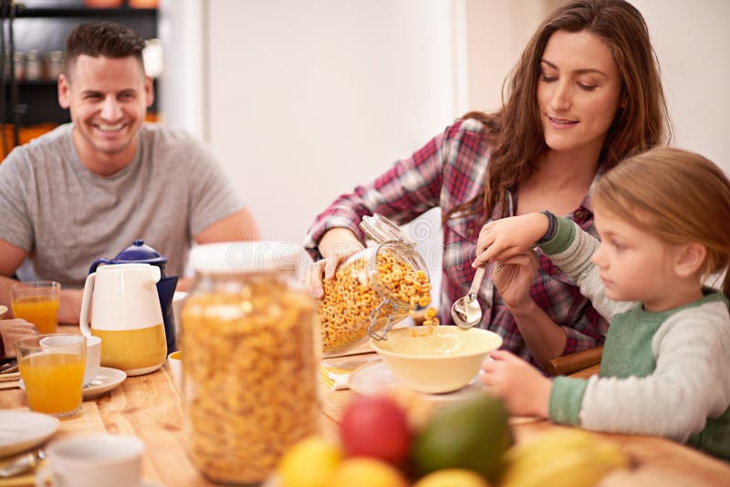 Matka dziewczyna i śniadanie z pomocą w odżywianiu zbóż i zdrowiu według stołu w domu. kobieta dzieciak i brunch razem obrazy stock