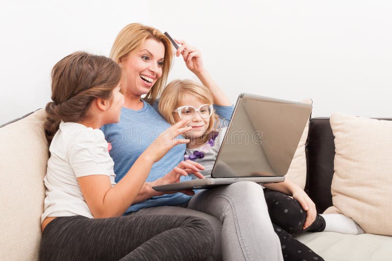 Matka i córki robi zakupy online używać laptop obraz stock Matka i córki robi zakupy online używać laptop obraz stock